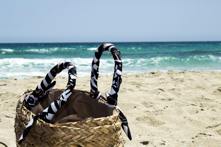 Sac de plage : les 10 accessoires à emporter - Blog VTF Vacances