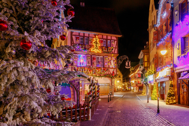 Une image contenant bâtiment, Noël, sapin, plein air, Alsace
